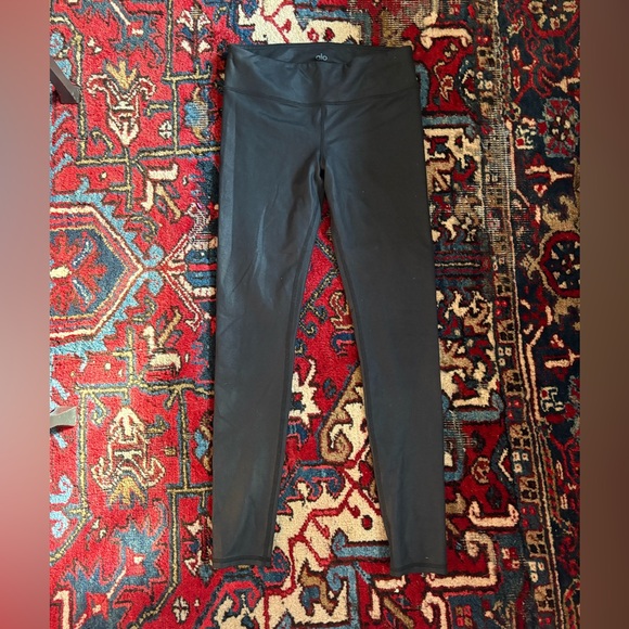 • ALO Yoga Leggings • - Picture 2 of 3